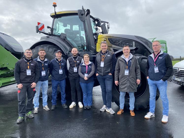 L'équipe de la concession bressuiraise d'Allin pose devant l'édition limitée du tracteur Valtra Q265.