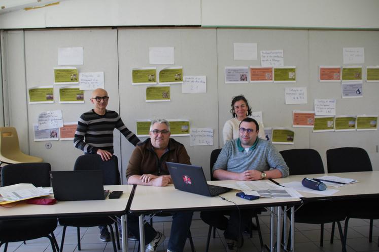 Les formateurs de la MFR Chauvigny, Christian Collomb et Jérôme Gardien préparent les temps pédagogiques avec la directrice adjointe Victoria Zuniga.