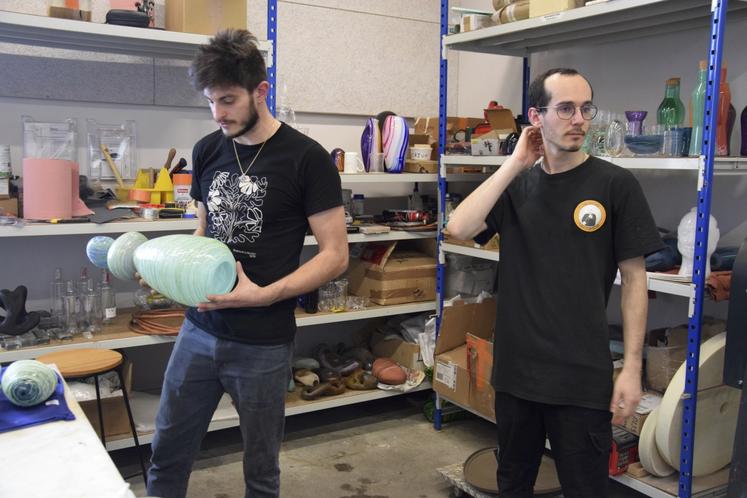 Valentin Rizzo et Gaëtan Oheix sont les "guides techniques" de l'atelier verre de la Fondation Martell. Ils partagent leur savoir-faire et épaulent les artistes en résidence dans l'élaboration de pièces en verre.