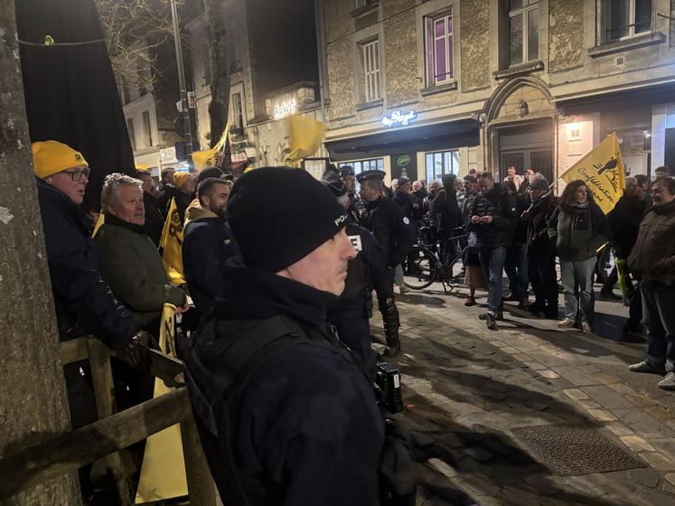 Les forces de l'ordre se sont interposées à plusieurs reprises entre les camps.