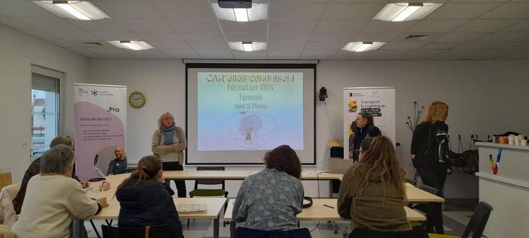 L'opération de recrutement a débuté par des réunions collectives, comme ici à Lussac-Les-Châteaux.