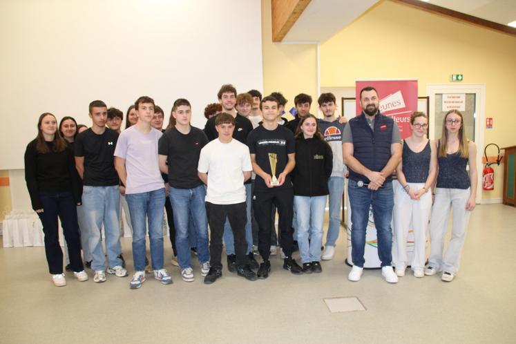 Les lycéens de Montmorillon étaient une vingtaine à plancher sur une exploitation de La Trimouille, dans le cadre du challenge des écoles.