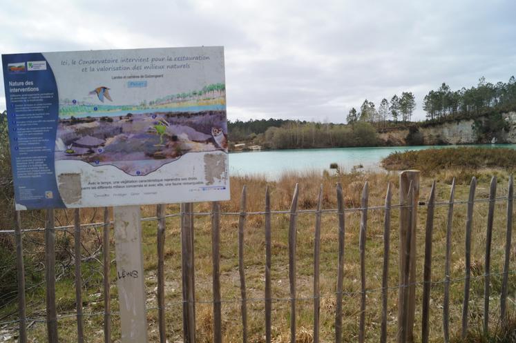 À Guizengeard, le lac d'un bleu pur (selon la luminosité) est bordé de falaises blanches.