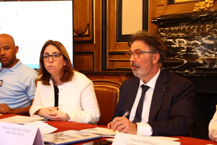 Concernant les stupéfiants, "on va se concentrer sur les trafiquants mais aussi sur les utilisateurs", indiquent la procureure et le préfet.