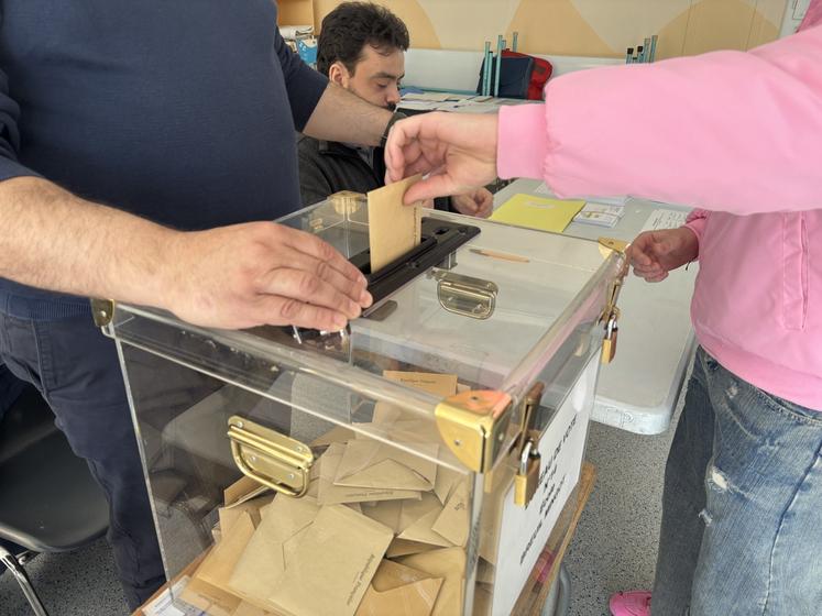 Les quelque 93376 électeurs appelés aux urnes pour ce second tour se sont bien mobilisés : 57,62 % de participation en moyenne.