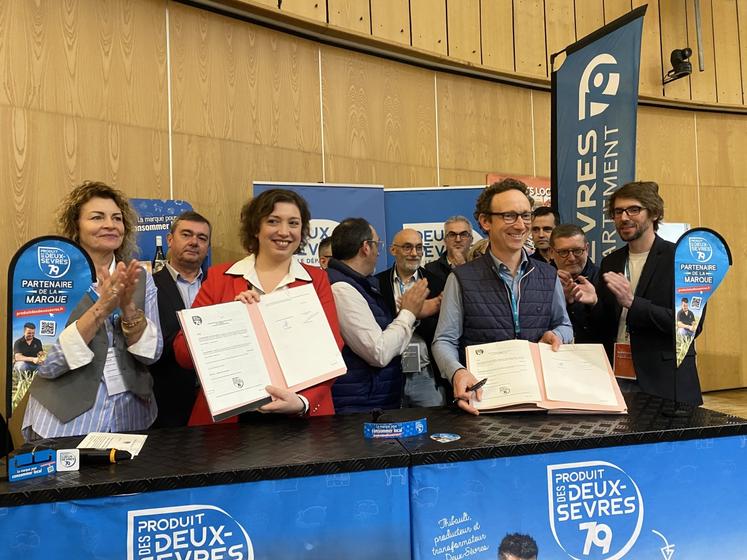 La convention, signée par Coralie Dénoues et Franck Couprie, permet aux 66 producteurs des Produits des Deux-Sèvres d'être référencés dans tous les magasins U du Département.