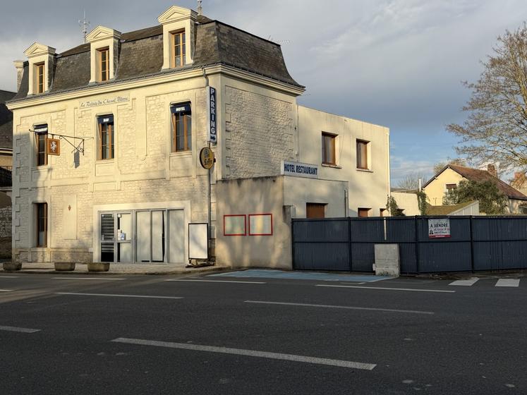 L'hôtel-restaurant des Ormes est à vendre.