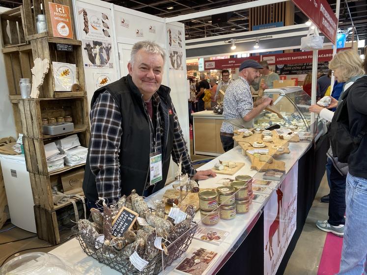 Jean-Frédéric Granger, éleveur caprin dans la Vienne, déplore des ventes en berne sur le stand de la Route des fromages de chèvre.