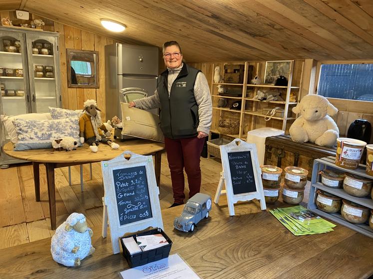 Natacha Chubilleau propose dans sa boutique ses colis de viande, ses fromages, et même des oreillers confectionnés à partir de la laine de ses brebis.