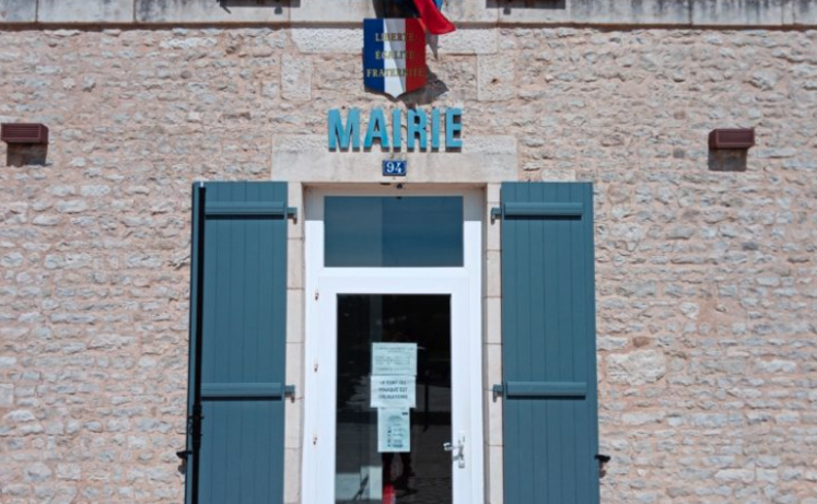 En France, 1 930 postes de secrétaire de mairie sont à pourvoir actuellement.