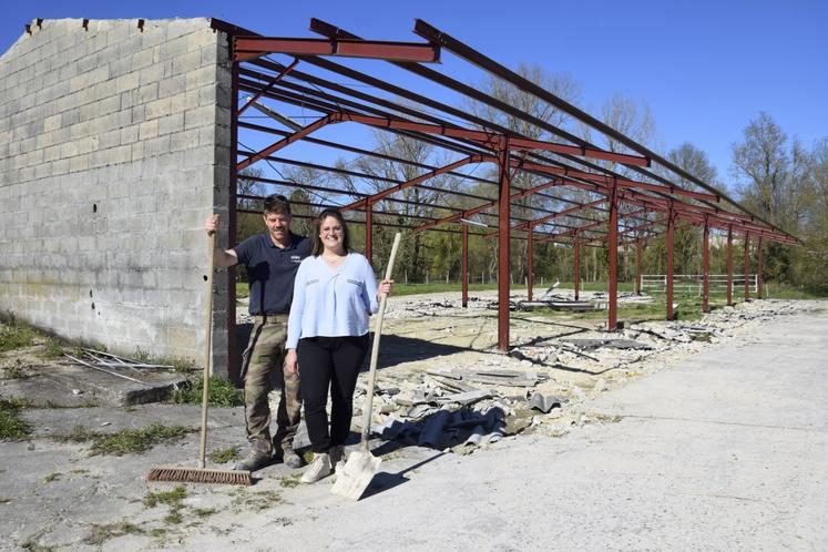 Samuel Louassier et Jessica Valeau devant leur future chèvrerie à Pérignac. Le bâtiment de 510 m2 doit être prêt en novembre 2026 pour accueillir des chèvres.