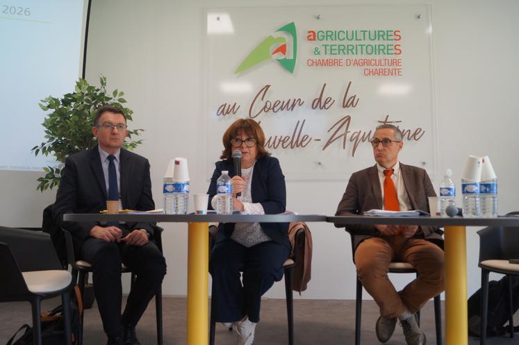 De gauche à droite : Hervé Servat, de la DDT ; Laëtitia Plumat, présidente de la Chambre d'agriculture et Vincent Colas, son directeur.