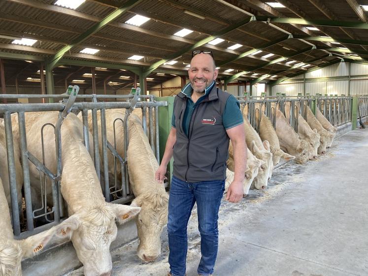 Emmanuel Turpeau et son épouse Sonia élèvent 110 Charolaises inscrites au Herd-book.