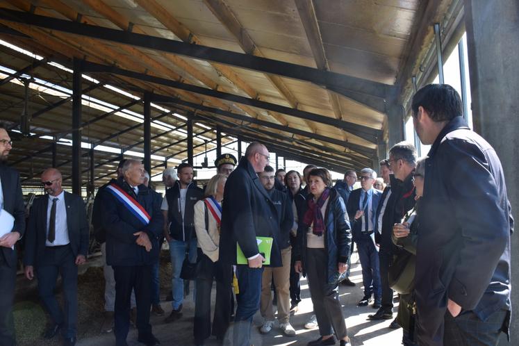 Annie Genevard a visité le Gaec Lactagri, exploitation laitière produisant sous charte AOP Beurre Charentes-Poitou, qui implique 50 % de maïs dans la ration des vaches.