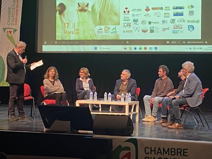 Les intervenants à la table ronde, de gauche à droite : Sophie Devienne (enseignante), Anne Porchet (Caveb), Pascal Berteau (Éleveur et engagé), Régis Mainguy et Léo Houdayer (C'est qui le patron ? !) et Philippe Leseure (laiterie LSDH).