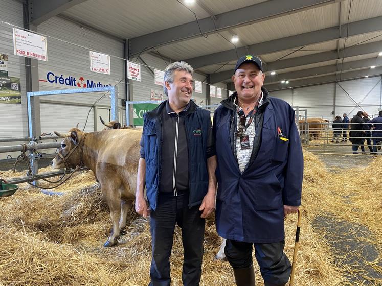 Jean-Pierre Vergnault, acheteur et vendeur pour la Caveb, accompagné de Thierry Bodet, éleveur et anciennement gérant de la Sarl Bétail Bressuirais, venu vendre quelques-unes de ses vaches Aubrac.
