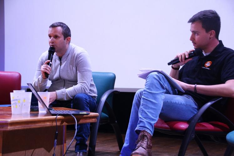 Tony Gonzales (à gauche) limite l'achat d'intrants organiques extérieurs.