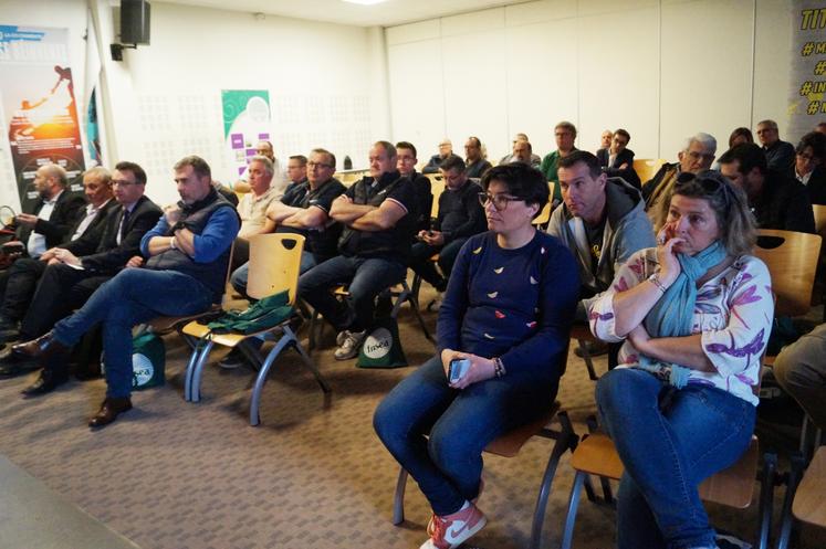 Une soixantaine de sympathisants présents.