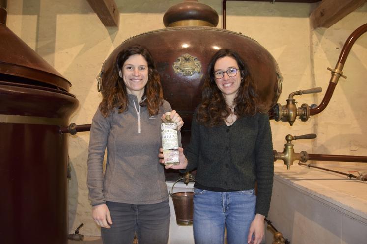 Élise et Mathilde Thorin présentent Altalia, leur premier gin à la feuille de tilleul.