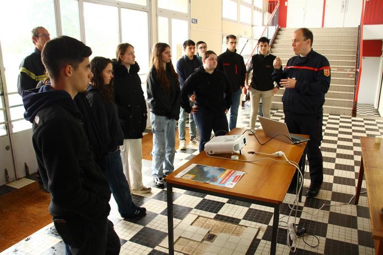Les élèves du lycée de Venours ont pu participer à 6 ateliers pour anticiper le danger d'incendie.