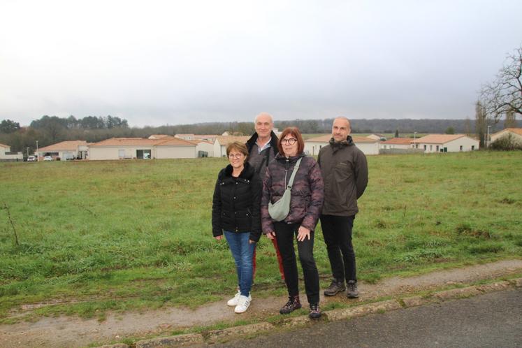 Patricia Proust, Christine Bel, Pierre Aballea et Cyril Gomel, co-présidents et vice-présidents de Nouaillé environnement critiquent " un PLUI de façade et un document collectif qui ne serait que l'addition des intérêts des 16 communes des Vallées du Clain".