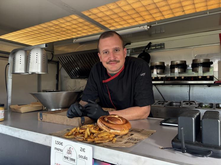 Alexandre Culot propose des "Kaps Burgers", qui sont fermés, mais aussi des frites belges, cuites dans la graisse de bœuf.