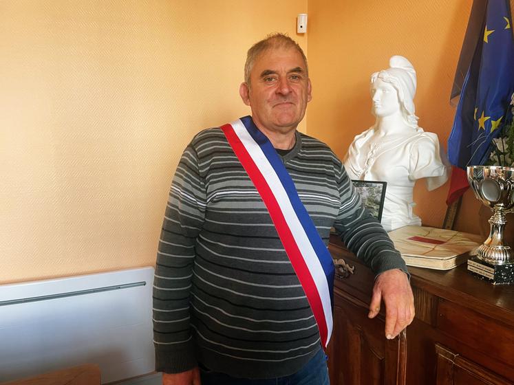 Frédéric Baudouin, ici dans la mairie d'Asnières-la-Giraud, a pris ses fonctions le 21 mars.