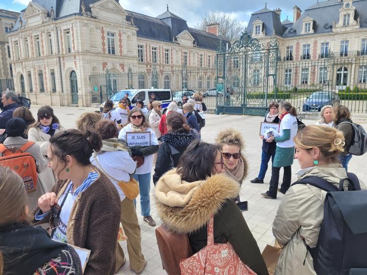 Infirmiers et infirmières de l'association Asalées manifestaient le fin mars devant la préfecture de Poitiers et rejoints par des patients et des médecins adhérents.