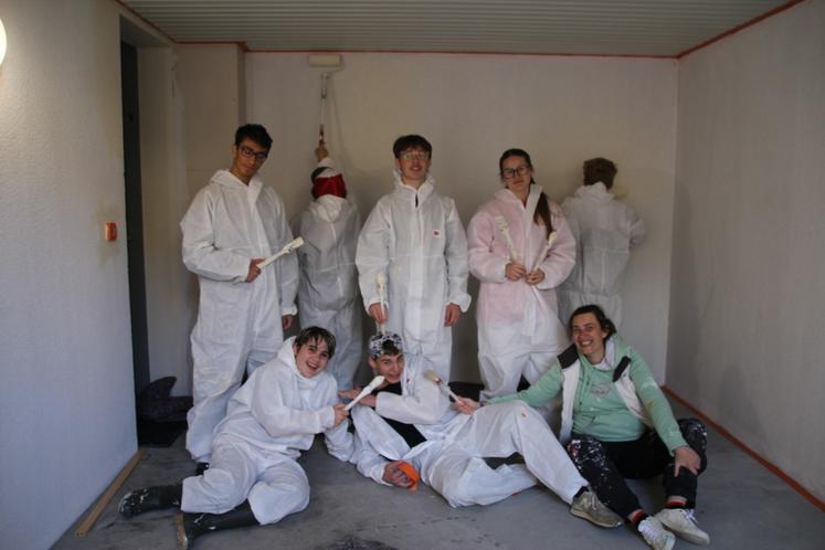 Avec la Pousse à Mirebeau, sept volontaires entre 12 et 15 ans et Mathilde (leur animatrice, assise à droite) ont contribué à rafraîchir les parties communes d'une résidence Habitat de La Vienne à Mirebeau.