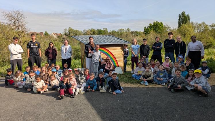 À l'Arantelle, 19 adolescents de 11 à 17 ans se sont investis dans trois chantiers loisirs : la décoration de la cabane extérieure de l’accueil de loisirs, la remise en état de la live box et un atelier cuisine. Parmi eux, 8 jeunes ont choisi de s’atteler à la cabane.