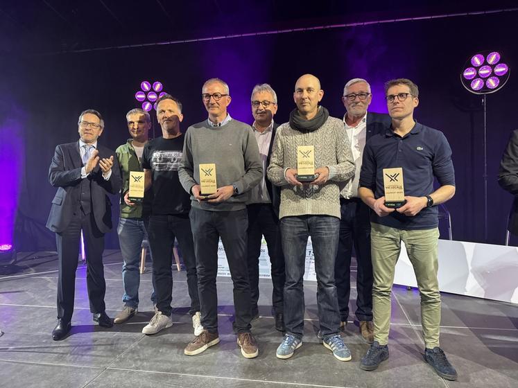 Les trophées de la vie locale du Crédit Agricole Charente-Périgord ont été remis par Benoît Fayol, président de la banque régionale, Éric Vial, président de Crédit Agricole SA et de la Fédération Nationale du Crédit Agricole et Guilhem Nouvel-Alaux, directeur général (à gauche).