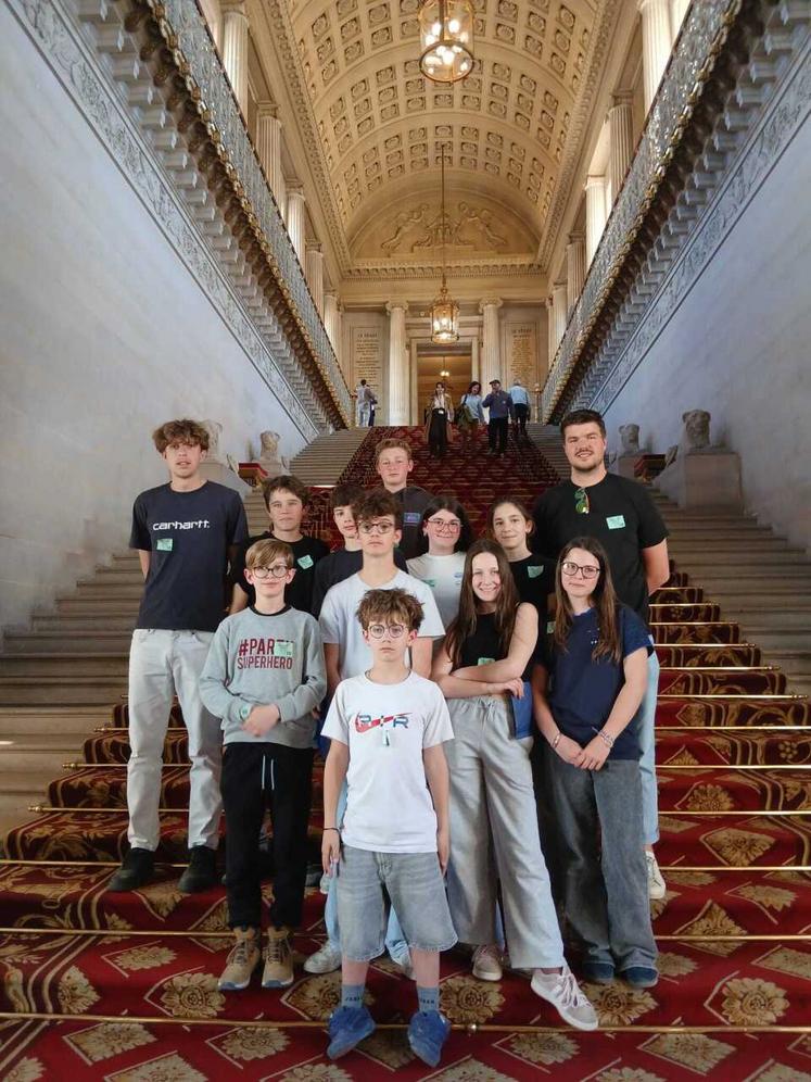 Parmi les actions du CSC La Case à Vouillé: accompagner des jeunes de la Junior association de Champigny-en-Rochereau au Sénat à l'invitation du Sénateur Bruno Belin. Une visite préparée avec les animateurs de La Case pour réserver la visite et les billets de train notamment.