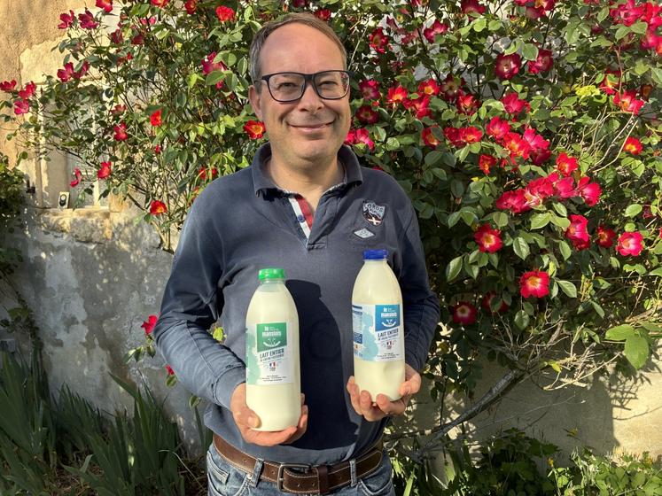 Depuis quelques mois, le Manslois propose du lait pasteurisé de chèvre et de vache en bouteille d'un litre.
