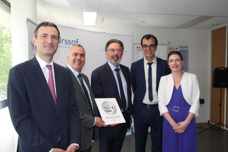 Le Préfet Serge Boulanger (au centre), Vahé Boyadjian, Président du CA de l'Urssaf Poitou-Charentes (à sa droite), Thierry de Laburthe (à sa gauche), Damien Lentile, directeur de l'Urssaf Caisse nationale et Juliette Andrès de la Direction interministérielle de la transformation publique.