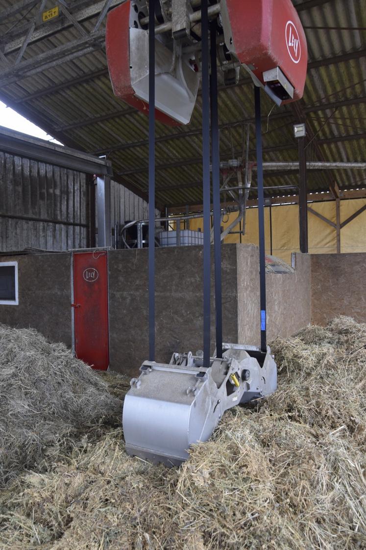 Les stocks de fourrage sont entreposés près de la "cuisine", où le robot Lely va piloter automatiquement la ration.