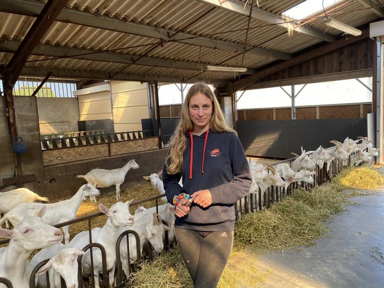 Lyse s'est intégrée au collectif de la ferme avec le caractère qui lui est propre : "J'aime que ça bouge, qu'il y ait du changement et ça peut entrer en conflit avec la vision des autres. Il y a aussi des questions vécues différemment selon les générations. Nous avons mis en place des temps pour communiquer sur les projets, se mettre d'accord.