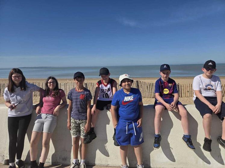 Léa, Jessica, Selivon, Thomas, Anthony, Adam, Nolan de la MJC Champ libre de L'Isle-Jourdain et Availles-Limouzine sont partis une journée à Châtelaillon-Plage pour une ballade et des jeux collectifs en bord de mer.