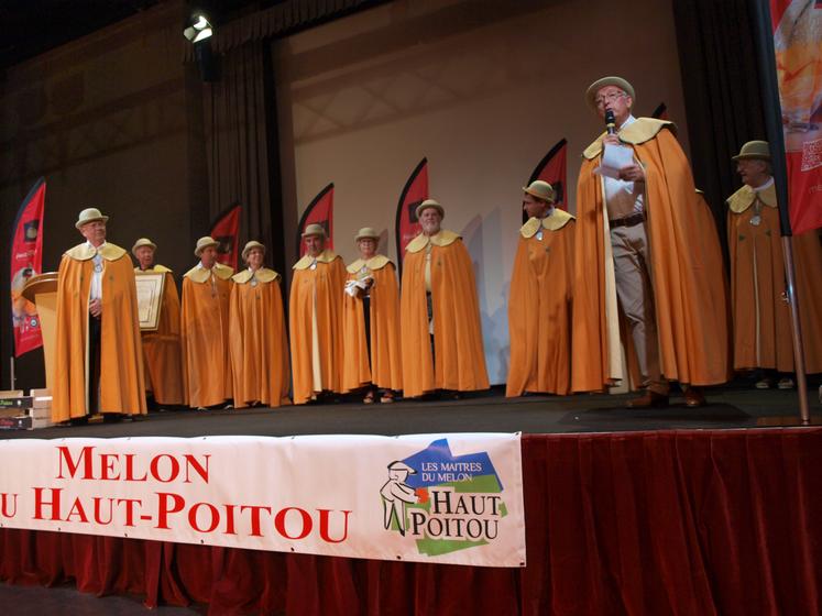 Robert Franchineau a été très actif dans la défense du melon du Haut-Poitou, ici (à droite) lors du lancement de la campagne à Rungis, en 2013, avec l'Académie des maîtres du melon, qu'il a présidée. 