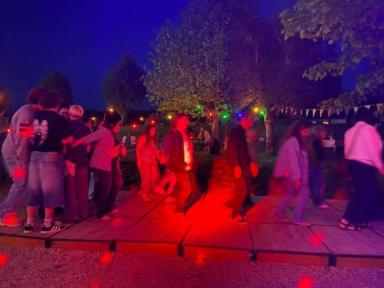 À Saint Germain, une guinguette aura désormais lieu un vendredi par mois à la MJC La Vigne aux moines. Pour la première, vendredi dernier, les jeunes avaient préparé les desserts du plateau-repas. Objectif ? Financer les camps des prochaines vacances. La prochaine guinguette aura lieu le vendredi 22 mai de 17h à 22h.