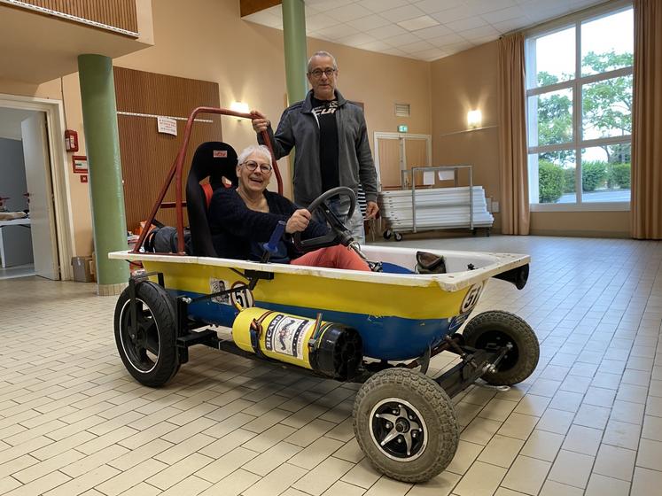 Myriam Fouché, présidente de Fressines en Fête, et Jean-Pierre, membre de l'association, posent avec la "51", la caisse à savon historique de l'association, fabriquée à partir d'une baignoire et d'extincteurs repeints en bonbonnes de Pastis.