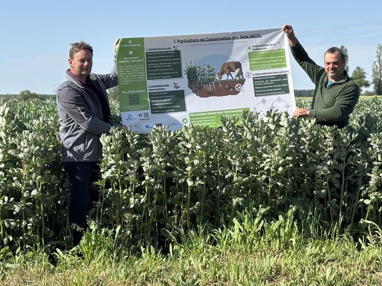 Bruno Mehl et Karim Louis ont reçu leur banderole mardi, et devraient l'accrocher prochainement dans leur exploitation respective, à Senillé-Saint-Sauveur et Leigné-les-Bois.