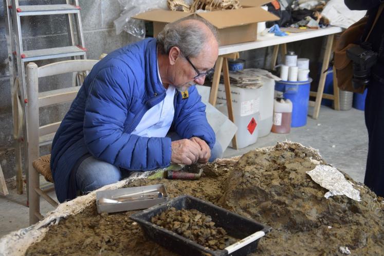 Les bénévoles de l'association Paléocharente passent au peigne fin les blocs d'argile ramenés d'Angeac pour y trouver des vertèbres de dinosaures.