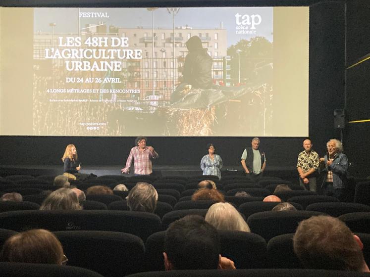 Vendredi 24 avril, à l'issue de la projection du film "Cru", qui faisait l'ouverture du festival "les 48h de l'agriculture urbaine" à Poitiers, un débat sur le lait cru était proposé, auquel Jean-Frédéric Granger a participé, aux côtés de Philippe Massé, éleveur en Deux-Sèvres, Thibaud Fagonde, réalisateur, Florence Urbaniak, nutritionniste.