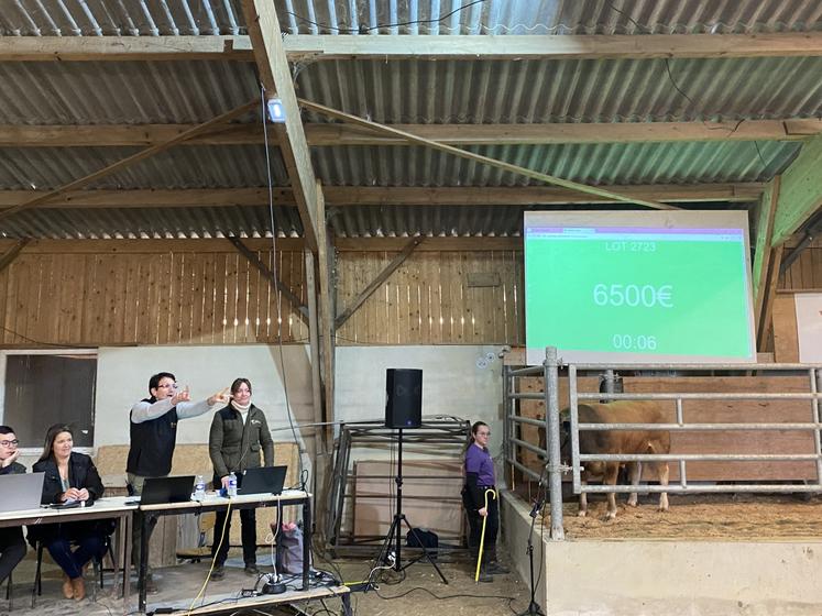 La vente de la bande 57 de la station d'évaluation Parthenaise de Melle a été menée par l'encanteur Pierrick Moreau et Laure Courrée, technicienne France Parthenaise chargée du suivi de la station.