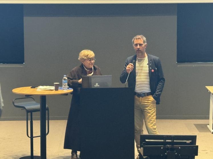 Carole Zakine, juriste spécialisée en conseil stratégique en droit de l'environnement appliqué à l'agriculture, lors de sa conférence consacrée à l'irrigation. Elle est aux côtés de Guillaume Chamouleau, président d'Aquanide 16, l'association des irrigants de Charente.
