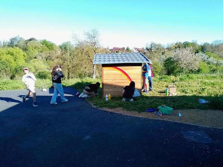 Avec leur animateur, 8 jeunes ont entièrement peint et transformé la cabane en un véritable espace de jeux. Les adolescents ont remis les clés de la cabane aux enfants vendredi dernier pour qu'ils puissent en profiter cette deuxième semaine de vacances.