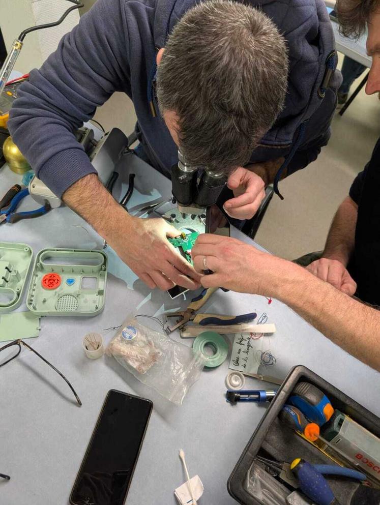 Dans le top 10 des objets pris en charge par les Repair cafés : aspirateur, petit électroménager, téléviseur, vélo et imprimante. "L'existence d'un atelier au sein de la commune incite les gens à faire réparer leurs objets", estime l'animateur du centre socioculturel de Mauléon.