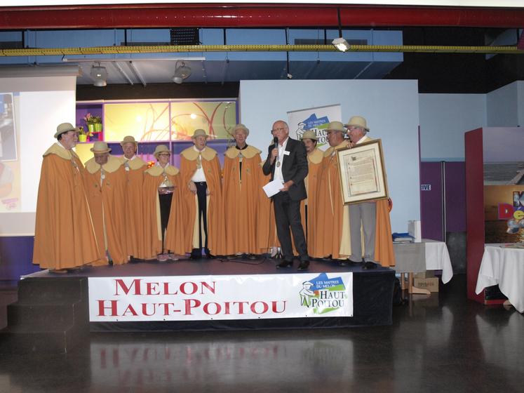 Robert Franchineau a été très actif dans la défense du melon du Haut-Poitou. Ici lors du lancement d'une saison du melon, avec l'Académie des maîtres du melon, qu'il a présidée.
