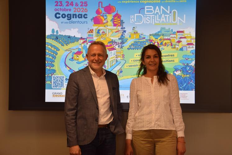 Jérôme Sourisseau et Séverine Caillé, nouvelle vice-présidente de Grand Cognac chargée de la culture, devant la future affiche du Ban de la Distillation 2026 signée par l'artiste Shaoronn, du collectif angoumoisin Fichtre Diantre.
