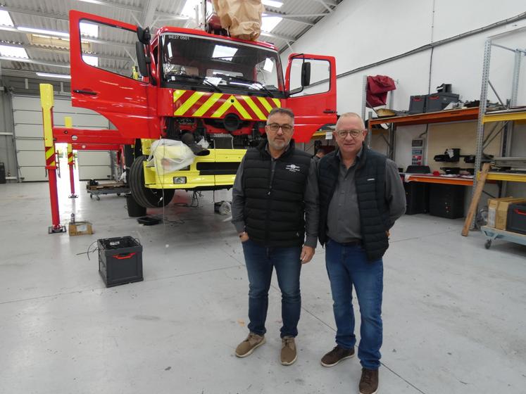 Jean-Paul Gangloff et Sébastien Bertinchamps devant l'un des camions reconditionnés par Service Échelle France à Aulnay-de-Saintonge. "Ici, nous travaillons pour le monde de l'incendie", souligne le directeur, "mais c'est très proche des technologies du monde agricole."